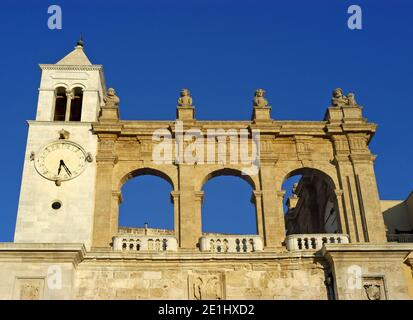 Bari, Puglia, Italie. Palazzo del Sedile (ancien hôtel de ville) et tour de l'horloge sur la Piazza Mercantile Banque D'Images