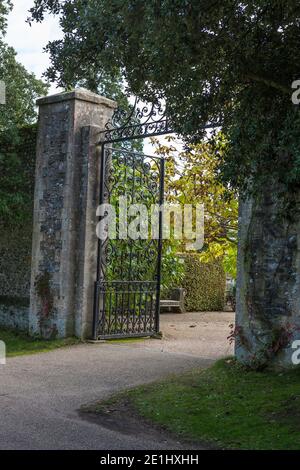 Portes en fer forgé à l'entrée du jardin du collectionneur Earl's, château d'Arundel, West Sussex, Angleterre, Royaume-Uni Banque D'Images