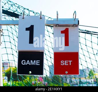 Une plaque portant le numéro de série du jeu et placée dans un match de tennis. Jeu. Seth. Numéro 1 en noir et rouge. Banque D'Images