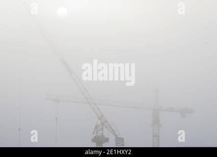 Leicester, Leicestershire, Royaume-Uni. 7 janvier 2021. Météo au Royaume-Uni. Le soleil commence à brûler par le brouillard derrière un chantier de construction pendant le troisième confinement national du coronavirus. Credit Darren Staples/Alay Live News. Banque D'Images