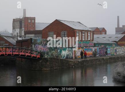 Leicester, Leicestershire, Royaume-Uni. 7 janvier 2021. Météo au Royaume-Uni. Un couple marche à côté du canal gelé de Grand Union pendant le troisième confinement national du coronavirus. Credit Darren Staples/Alay Live News. Banque D'Images