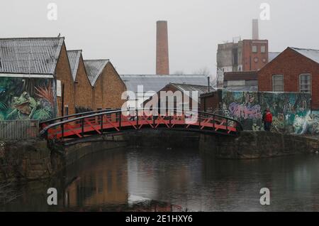 Leicester, Leicestershire, Royaume-Uni. 7 janvier 2021. Météo au Royaume-Uni. Un couple marche à côté du canal gelé de Grand Union pendant le troisième confinement national du coronavirus. Credit Darren Staples/Alay Live News. Banque D'Images