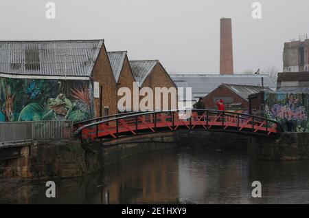 Leicester, Leicestershire, Royaume-Uni. 7 janvier 2021. Météo au Royaume-Uni. Un couple se promo au-dessus du canal gelé de Grand Union pendant le troisième confinement national du coronavirus. Credit Darren Staples/Alay Live News. Banque D'Images