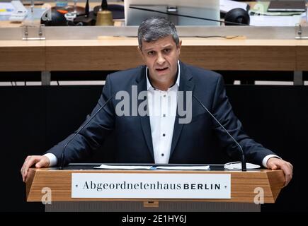 Berlin, Allemagne. 07 janvier 2021. Raed Saleh, Président du SPD de Berlin, prend la parole à la session extraordinaire de la Chambre des représentants de Berlin. La 69e session plénière de la Chambre des représentants est consacrée exclusivement au sujet de la pandémie de Corona en tant que session extraordinaire. Credit: Bernd von Jutrczenka/dpa/Alamy Live News Banque D'Images