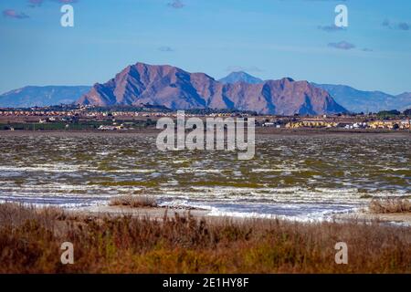 Vagues et temps venteux sur les Salinas à la Mata, Torrevieja, Costa Blanca, Espagne, province de Valence Banque D'Images