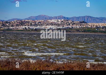 Vagues et temps venteux sur les Salinas à la Mata, Torrevieja, Costa Blanca, Espagne, province de Valence Banque D'Images