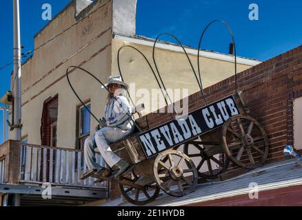 Cowboy figure, wagon, sur le toit du Nevada Club Saloon, main Street dans la ville historique d'extraction de l'argent de Pioche, Great Basin, Nevada, Etats-Unis Banque D'Images