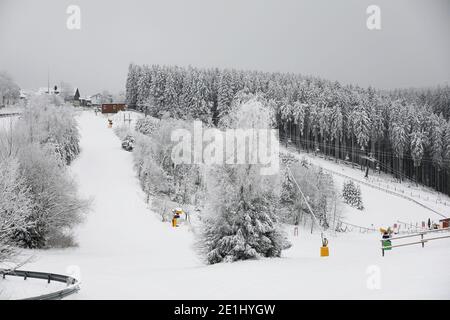 Winterberg, Allemagne. 07 janvier 2021. Une piste de ski près de Winterberg est vide. Les stations de sports d'hiver et les destinations d'excursion en Rhénanie-du-Nord-Westphalie se préparent à une éventuelle ruée le week-end prochain. Credit: Oliver Berg/dpa/Alay Live News Banque D'Images