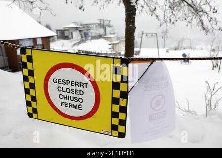Winterberg, Allemagne. 07 janvier 2021. Un panneau avec les mots 'Gesperrt' (fermé) est accroché sur une piste de ski. Les stations de sports d'hiver et les destinations d'excursion en Rhénanie-du-Nord-Westphalie se préparent à une éventuelle ruée le week-end prochain. Credit: Oliver Berg/dpa/Alay Live News Banque D'Images