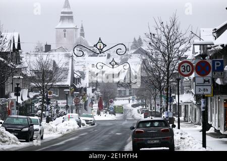 Winterberg, Allemagne. 07 janvier 2021. La rue 'Am Wattenberg' à Winterberg est en grande partie vide. Les stations de sports d'hiver et les destinations en Rhénanie-du-Nord-Westphalie se préparent à une éventuelle ruée le week-end prochain. Credit: Oliver Berg/dpa/Alay Live News Banque D'Images