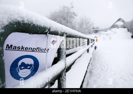Winterberg, Allemagne. 07 janvier 2021. Un panneau avec l'inscription « obligation de la mache » est accroché sur une piste de ski. Les stations de sports d'hiver et les destinations en Rhénanie-du-Nord-Westphalie se préparent à une éventuelle ruée le week-end prochain. Credit: Oliver Berg/dpa/Alay Live News Banque D'Images