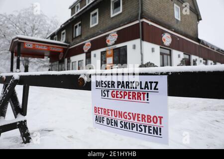 Winterberg, Allemagne. 07 janvier 2021. La route d'accès à un parking de la station de ski est fermée. Les stations de sports d'hiver et les destinations en Rhénanie-du-Nord-Westphalie se préparent à une éventuelle ruée le week-end prochain. Credit: Oliver Berg/dpa/Alay Live News Banque D'Images