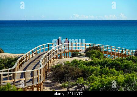 Passerelle en bois menant à la plage, la Mata, Torrevieja, Costa Blanca, Espagne, province de Valence Banque D'Images