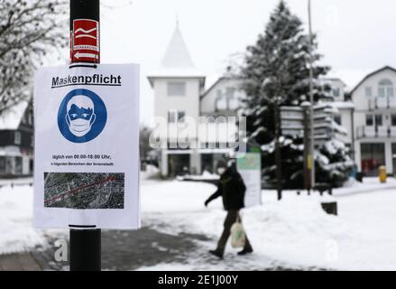 Winterberg, Allemagne. 07 janvier 2021. Un panneau avec l'inscription « obligation de la mache » est suspendu à Winterberg. Les stations de sports d'hiver et les destinations en Rhénanie-du-Nord-Westphalie se préparent à une éventuelle ruée le week-end prochain. Credit: Oliver Berg/dpa/Alay Live News Banque D'Images