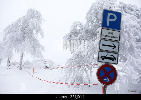 Winterberg, Allemagne. 07 janvier 2021. Un parking sur le Kahler Asten est fermé. Les stations de sports d'hiver et les destinations d'excursion en Rhénanie-du-Nord-Westphalie se préparent à une éventuelle ruée le week-end prochain. Credit: Oliver Berg/dpa/Alay Live News Banque D'Images