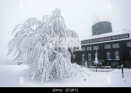 Winterberg, Allemagne. 07 janvier 2021. Un parking sur le Kahler Asten est fermé. Les stations de sports d'hiver et les destinations d'excursion en Rhénanie-du-Nord-Westphalie se préparent à une éventuelle ruée le week-end prochain. Credit: Oliver Berg/dpa/Alay Live News Banque D'Images