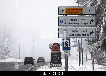 Winterberg, Allemagne. 07 janvier 2021. Une pancarte portant le message 'Betretungsverbot auf.' (« pas d'intrusion sur. ») se trouve au bord de la route. Les stations de sports d'hiver et les destinations d'excursion en Rhénanie-du-Nord-Westphalie se préparent à une éventuelle ruée le week-end prochain. Credit: Oliver Berg/dpa/Alay Live News Banque D'Images