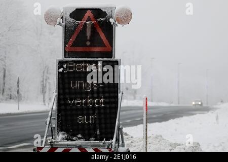 Winterberg, Allemagne. 07 janvier 2021. Une pancarte portant le message 'Betretungsverbot auf.' (« pas d'intrusion sur. ») se trouve au bord de la route. Les stations de sports d'hiver et les destinations d'excursion en Rhénanie-du-Nord-Westphalie se préparent à une éventuelle ruée le week-end prochain. Credit: Oliver Berg/dpa/Alay Live News Banque D'Images