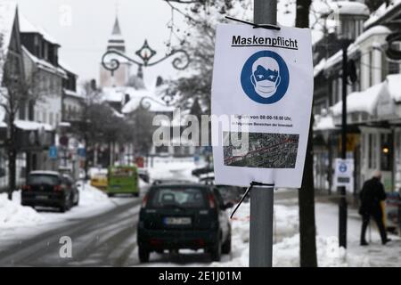 Winterberg, Allemagne. 07 janvier 2021. Un panneau avec l'inscription « obligation de la mache » est suspendu à Winterberg. Les stations de sports d'hiver et les destinations en Rhénanie-du-Nord-Westphalie se préparent à une éventuelle ruée le week-end prochain. Credit: Oliver Berg/dpa/Alay Live News Banque D'Images