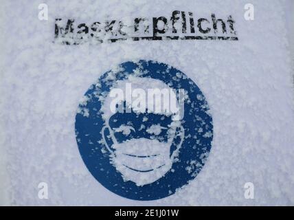 Winterberg, Allemagne. 07 janvier 2021. Un panneau glacé avec l'inscription « Ask obligation » est accroché sur une piste de ski. Les stations de sports d'hiver et les destinations en Rhénanie-du-Nord-Westphalie se préparent à une éventuelle ruée le week-end prochain. Credit: Oliver Berg/dpa/Alay Live News Banque D'Images