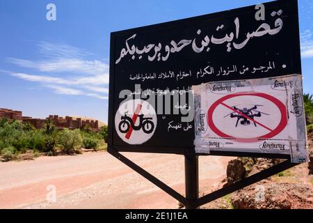 Signe d'interdiction pour les cyclomoteurs et les drones à Aït Benhaddou, un ghrem ou ksar historique (village fortifié) au Maroc Banque D'Images