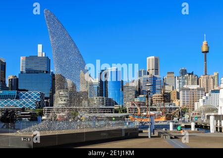 Une sculpture d'ailerons de requin à Pyrmont Bay, Sydney, Australie, pour promouvoir l'exposition « les hardes et l'humanité » du Musée maritime national australien Banque D'Images