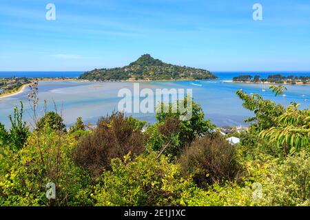 Tairua, une ville de vacances en bord de mer sur la péninsule de Coromandel, Nouvelle-Zélande. Vue sur le port jusqu'au Mont Paku Banque D'Images