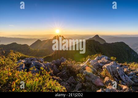 Le paysage de Doi Luang Chiang Dao au coucher du soleil à Chiang Mai, Thaïlande. Banque D'Images