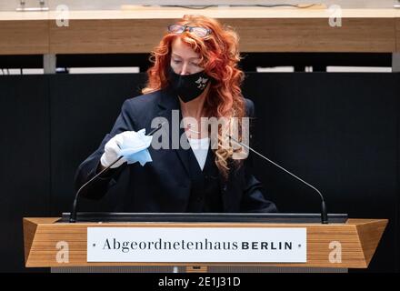 Berlin, Allemagne. 07 janvier 2021. Un membre du personnel désinfecte le lutrin pendant la session extraordinaire de la Chambre des représentants de Berlin. La 69e session plénière de la Chambre des représentants est consacrée exclusivement au sujet de la pandémie de Corona en tant que session extraordinaire. Credit: Bernd von Jutrczenka/dpa/Alamy Live News Banque D'Images