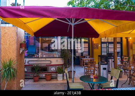 Nicosie, Chypre - 9 décembre 2020 : le café-restaurant de bus dans la vieille ville de Nicosie. L'intérieur du bus abrite un groupe de musique. Banque D'Images