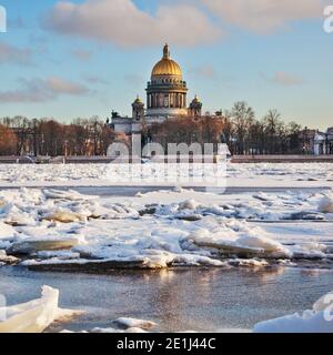 Vue sur la rivière Neva et la cathédrale Saint-Isaac, Saint-Pétersbourg, Russie Banque D'Images