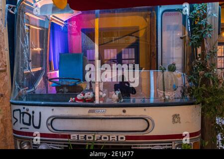 Nicosie, Chypre - 9 décembre 2020: Vue d'un bus accueillant un groupe de musique dans le bus Coffee Shop de la vieille ville de Nicosie. Banque D'Images