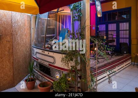 Nicosie, Chypre - 9 décembre 2020: Vue d'un bus accueillant un groupe de musique dans le bus Coffee Shop de la vieille ville de Nicosie. Banque D'Images