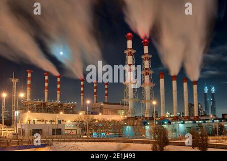 = la vapeur monte contre la lumière de lune en hiver crépuscule = vapeur en provenance des cheminées de la centrale de chauffage et d'électricité « Mezhdunarodnaya » (International) Banque D'Images