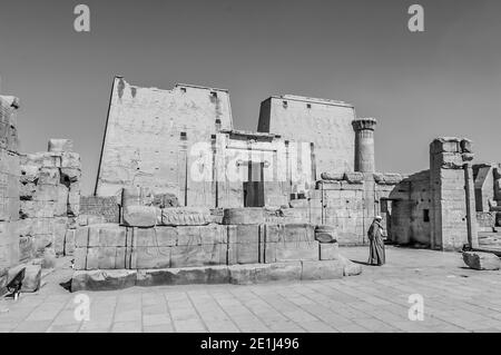 Edfu. C'est le temple 200BC d'Horus le Dieu faucon, situé à mi-chemin entre Louxor et Assouan sur le Nil et la ville d'Edfu célèbre pour ses énormes pylônes, ses colonnes finement décorées, ses hiéroglyphes de cartouche racontant des panneaux muraux, et de belles œuvres d'art sur ses plafonds. Le temple a eu la chance que la majorité de celui-ci ait été couvert de sable soufflé par le vent préservant ainsi le temple des éléments pendant des siècles. Banque D'Images