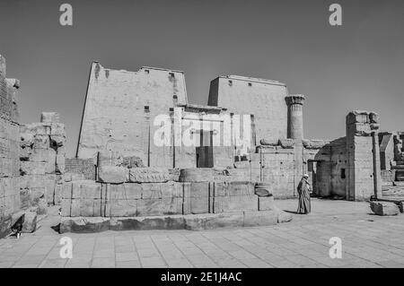 Edfu. C'est le temple 200BC d'Horus le Dieu faucon, situé à mi-chemin entre Louxor et Assouan sur le Nil et la ville d'Edfu célèbre pour ses énormes pylônes, ses colonnes finement décorées, ses hiéroglyphes de cartouche racontant des panneaux muraux, et de belles œuvres d'art sur ses plafonds. Le temple a eu la chance que la majorité de celui-ci ait été couvert de sable soufflé par le vent préservant ainsi le temple des éléments pendant des siècles. Banque D'Images