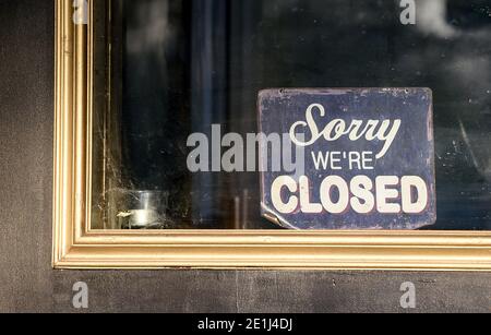 08 novembre 2020, Berlin : à la porte d'un restaurant fermé se trouve un panneau indiquant « nous sommes fermés ». Photo: Kira Hofmann/dpa-Zentralbild/ZB Banque D'Images