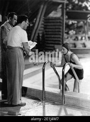 GEORGE CUKOR, directeur DE MELVYN DOUGLAS, et GRETA GARBO sur place Candid pendant le tournage de DEUX - FACE À LA FEMME 1941 réalisateur GEORGE CUKOR Metro Goldwyn Mayer Banque D'Images