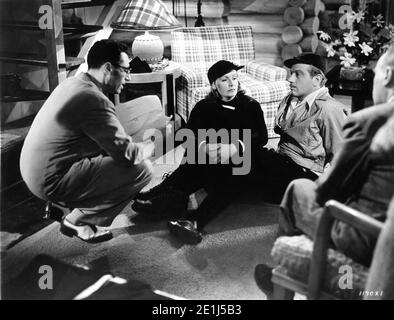 Directeur GEORGE CUKOR GRETA GARBO MELVYN DOUGLAS et ROLAND Young Sur le set Candid pendant le tournage de DEUX - FACE FEMME 1941 réalisateur GEORGE CUKOR Metro Goldwyn Mayer Banque D'Images