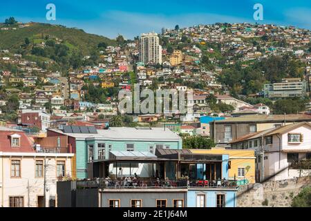 Valparaiso, région de Valparaiso, Chili - Paysage urbain de Valparaiso avec la terrasse d'un restaurant et les maisons sur les collines à l'arrière. Banque D'Images