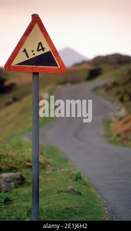 Panneaux de signalisation Steep Hill dans le Lake District d'Angleterre. Banque D'Images