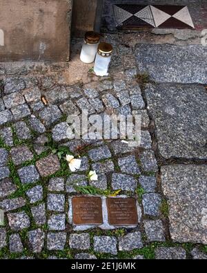Stolpersteine, pierres d'achoppement en laiton de Ruth & Gittel Sussman dans la Christinenstrasse, Prenzlauer Breg, Berlin Banque D'Images