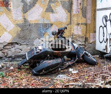 Vieux scooter et graffiti dans la cour arrière de .FIT Freie internationale Tankstelle, Prenzlauer Berg, Berlin, Allemagne Banque D'Images