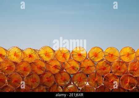 Filet de pêche à l'orange empilé au port de BaeksaJang, sur l'île d'Anmyeondo, à Taean, en Corée Banque D'Images