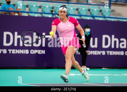 Ons Jabeur de Tunisie en action contre Anastasia Pavlyuchenkova de Russie lors du premier tour de l'Abu Dhabi 2021 WTA femmes& / LM Banque D'Images