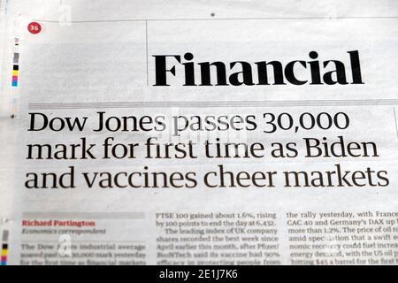 « pour la première fois, « Dow Jones passe la note 30,000 » en tant que Biden Et les vaccins applaudissent les gros titres du journal Financial Guardian 25 novembre 2020 à Londres, Royaume-Uni Banque D'Images