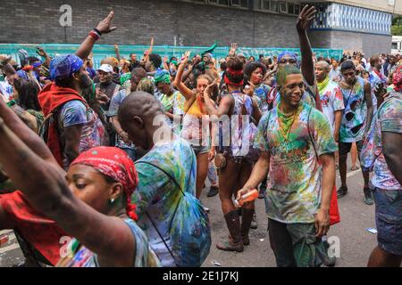 Fêtards Profitez du matin de J'ouvert avec de la peinture pour le visage et de la poudre de couleur, Notting Hill Carnival, Londres, Angleterre Banque D'Images