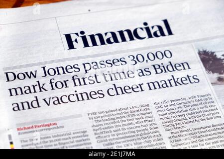 « pour la première fois, « Dow Jones passe la note 30,000 » en tant que Biden Et les vaccins applaudissent les gros titres du journal Financial Guardian 25 novembre 2020 à Londres, Royaume-Uni Banque D'Images