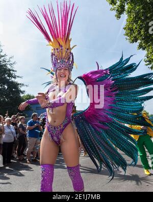 Une participante au défilé de danse colorée au Notting Hill Carnival, Londres, Royaume-Uni Banque D'Images