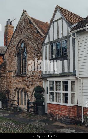 Seigle, Royaume-Uni - 10 octobre 2020 : maisons de style Tudor en pierre et bois anciennes sur la place de l'église à Rye, l'une des villes médiévales les mieux préservées de l'est du Sud Banque D'Images